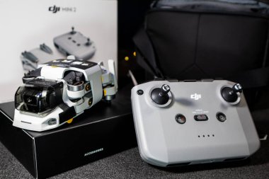 Kiev, Ukrayna - 02 Şubat 2021: Dji Mavic Mini 2 insansız hava aracı. Yeni katlanmış kuadkopter ve uzaktan kumanda ile Bundle More Combo çanta, kutu ve aksesuarlar