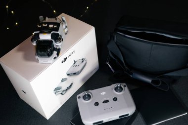 Kiev, Ukrayna - 02 Şubat 2021: Dji Mavic Mini 2 insansız hava aracı. Yeni katlanmış kuadkopter ve uzaktan kumanda ile Bundle More Combo çanta, kutu ve aksesuarlar