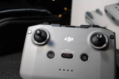 Kiev, Ukrayna - 02 Şubat 2021: Dji Mavic Mini 2 uzaktan kumandalı uzaktan kumanda ile Fly More Combo çanta ve aksesuarları arka planda. Seçici odak