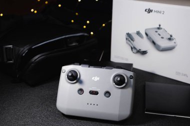 Kiev, Ukrayna - 02 Şubat 2021: Dji Mavic Mini 2 insansız hava aracı denetimi Bundle Fly More Combo çanta ve aksesuarları arka planda. Seçici odak