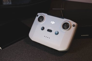 Kiev, Ukrayna - 02 Şubat 2021: Dji Mavic Mini 2 İHA Bundle Fly More Combo. Siyah arkaplanda çanta ve aksesuarlarla uzaktan kontrol (dji air 2 ile aynı)
