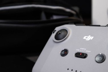 Kiev, Ukrayna - 02 Şubat 2021: Dji Mavic Mini 2 İHA Bundle Fly More Combo. Siyah arkaplanda çanta ve aksesuarlarla uzaktan kontrol (dji air 2 ile aynı)