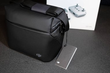 Kiev, Ukrayna - 02 Şubat 2021: Dji Mavic Mini 2 İnsansız Hava Aracı Uçuşu Daha fazla Combo siyah çanta ve siyah arka planda kutu