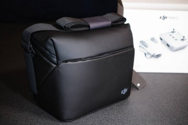 Kiev, Ukrayna - 02 Şubat 2021: Dji Mavic Mini 2 İnsansız Hava Aracı Uçuşu Daha fazla Combo siyah çanta ve siyah arka planda kutu