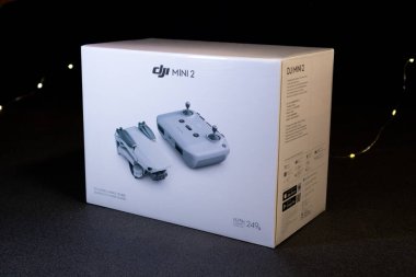 Kiev, Ukrayna - 02 Şubat 2021: Dji Mavic Mini 2 İnsansız Hava Aracı Uçuşu Daha Fazla Kombo beyaz ambalaj kutusu mavi ışık efektli