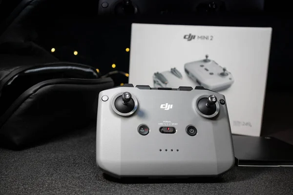 Kiev, Ukrayna - 02 Şubat 2021: Dji Mavic Mini 2 uzaktan kumandalı Bundle Fly More Combo çanta, kutu ve aksesuarları. Aygıt açma kutusu