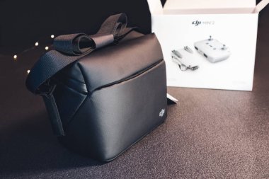 Kiev, Ukrayna - 02 Şubat 2021: Dji Mavic Mini 2 İHA Bundle Fly More Combo siyah çanta ve siyah arka planda ışık taşıyan kutu. Renk sınıflandırılmış