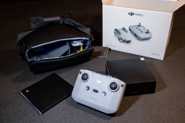Kiev, Ukrayna - 02 Şubat 2021: Dji Mavic Mini 2 İHA Bundle Fly More Combo. Aksesuar, uzaktan kumanda ve siyah arka planda beyaz kutu ile açılan siyah çanta.