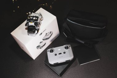 Kiev, Ukrayna - 02 Şubat 2021: Dji Mavic Mini 2 insansız hava aracı. Yeni katlanmış kuadkopter ve uzaktan kumanda ile Bundle More Combo çanta, kutu ve aksesuarlar
