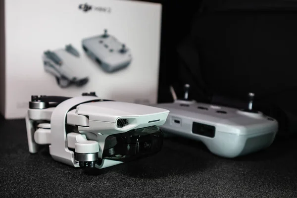 Kiev, Ukrayna - 02 Şubat 2021: Dji Mavic Mini 2 insansız hava aracı. Yeni katlanmış kuadkopter ve uzaktan kumandalı Bundle Fly More Combo çanta, siyah arkaplan üzerine kutu