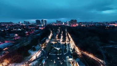 Havadan panoramik manzara Kharkiv şehir merkezi popüler eğlence parkı Sarzhyn Yar 'ın ışıkları ve yerleşim bölgesi. Botanik bahçesi pınarının gece manzarası