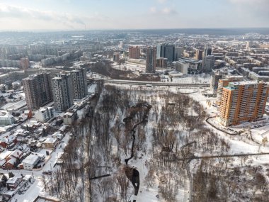 Kharkiv şehir merkezi popüler eğlence parkı Sarzhyn Yar ve karla kaplı modern yerleşim bölgesi. Botanik Bahçesi Kış Şehri