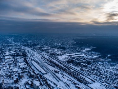 Demiryolu tren istasyonu Harkov tasnif istasyonunun şehir manzarası ve kışın manzaralı soğuk bulutlu gökyüzü karla kaplı panoramik manzarası. Kharkiv, Ukrayna