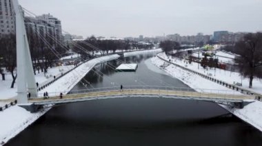Kharkiv (Mist Zakokhanykh) nehri boyunca yaya köprüsünün üzerinden uç, çiftlerin en sevdiği yer. Kış Karlı Hava Şehri Eğlence Parkı