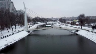 Kharkiv Nehri 'nin karşısındaki yaya köprüsüne (Mist Zakokhanykh) uç, çiftlerin en sevdiği yer. Kış Karlı Hava Şehri Eğlence Parkı