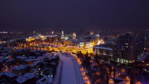 Χειμερινό Βρόχο Φωτίζεται Εναέρια Πλάνα Της Πόλης Πολυσύχναστα Αυτοκίνητα Δρόμους — Αρχείο Βίντεο