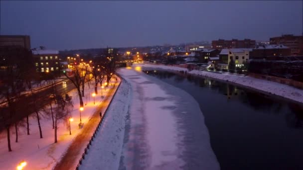 Volar Por Encima Del Invierno Congelado Cubierto Nieve Río Iluminada — Vídeo de stock