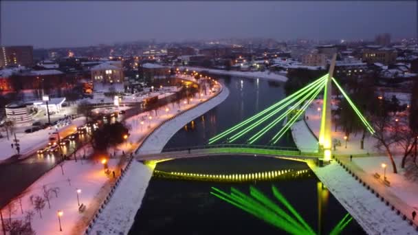 Volez Vers Arrière Depuis Passerelle Piétonne Mist Zakokhanykh Travers Rivière — Video