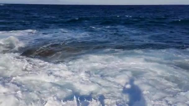 Witte Stormachtige Golven Raken Rotsachtige Kust Met Blauw Levendig Water — Stockvideo