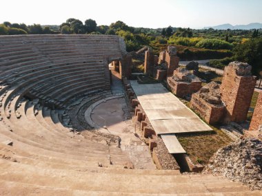 Yunanistan 'daki antik kültür simgesi Nicopolis' in Roma Odeumu. Mermer tarihi tiyatro inşaatı, sahnede panoramik manzara. Avrupa seyahati