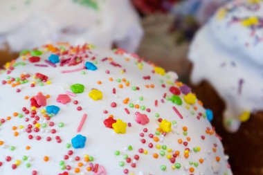 Paskalya bayramı tatlı ekmeği, paska yakın plan kompozisyonu, bulanık arka planda şeker kreması ile süslenmiş. Ortodoks el yapımı üstlü kulich.