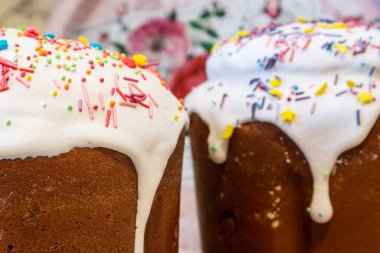 Paskalya bayramı tatlı ekmeği, paska yakın plan kompozisyonu, bulanık arka planda şeker kreması ile süslenmiş. Ortodoks el yapımı üstlü kulich.
