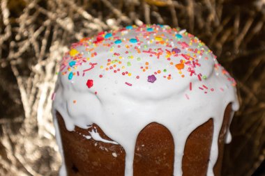 Paskalya bayramları izole edilmiş tatlı ekmek, altın kaplama şekerle süslenmiş paska. Ortodoks el yapımı, soslu kulich. Bahar tatili yemekleri