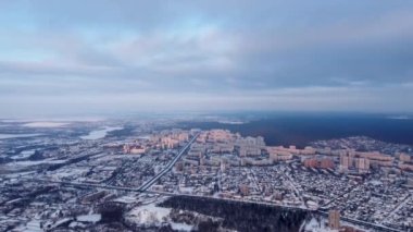 Kharkiv şehri, Oleksiyivka ve Shevchenkivskyi bölgelerinin soldan sağa doğru panoramik havası. Şehir manzaralı bulutlu çok katlı binalara bakıyor.