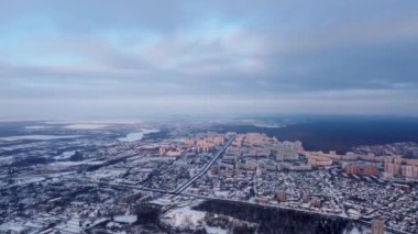Kharkiv şehri Oleksiyivka 'nın sol yüksek panoramik manzaralı havadan sağında kışın gökyüzü bulutlu kentsel ve çok katlı çok katlı binalar var.
