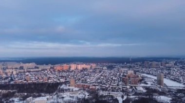 Kharkiv şehri Oleksiyivka 'daki Lugopark' tan gelen hava manzarası, teletower kentsel manzaralı ve kışın manzaralı bulutlu gökyüzü olan çok katlı binalar.