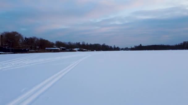 Flyg Framåt Ovanför Längdskidspåret Frusna Och Täckta Snöälven Lopan Kvällsblått — Stockvideo