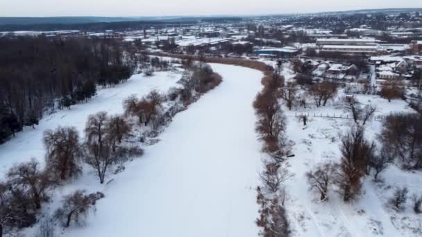 Flygplanet Flyger Över Frusen Vinterflod Täckt Snö Vintern Lopanfloden Lugopark — Stockvideo