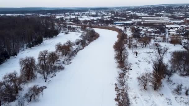 Levegő Repül Fagyos Tél Felett Amelyet Borít Télen Lopan Folyó — Stock videók