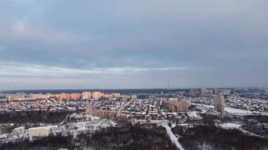 Lopan nehri üzerindeki Lugopark 'tan Kharkiv kenti Oleksiyivka' ya, Shevchenkivskyi ilçesine kadar, kışın manzaralı bulutlu gökyüzü olan çok katlı konutlu binaların sol görüşü.