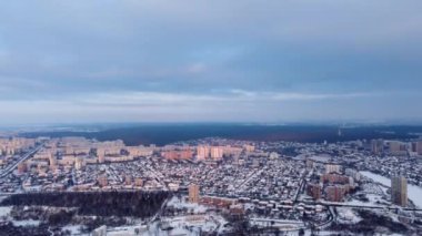 Kharkiv şehri Oleksiyivka 'daki Lugopark' tan gelen hava manzarası, teletower kentsel manzaralı ve kışın manzaralı bulutlu gökyüzü olan çok katlı binalar.