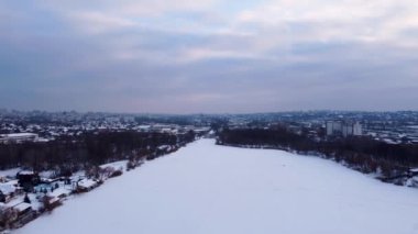 Kış mevsiminde Lugopark 'tan Kışlık Lopan nehrine, Kharkiv şehrine kadar her yer karla kaplıydı ve kışın bulutlu bir gökyüzü vardı.