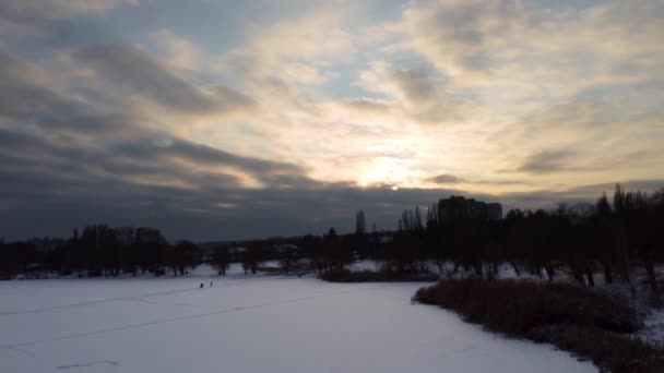 Vuelo Aéreo Helado Río Invernal Cubierto Nieve Con Cielo Épico — Vídeo de stock