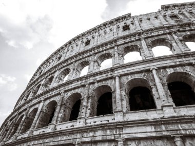 Kolezyum üst kemerlerin dışında kısmen destansı gri pul (siyah ve beyaz) görünüm. İkonik 3 katmanlı Roma amfi tiyatrosu, İtalya 'nın merkezinde gladyatör oyunları arenası
