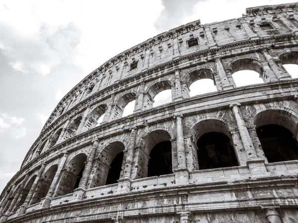 Kolezyum üst kemerlerin dışında kısmen destansı gri pul (siyah ve beyaz) görünüm. İkonik 3 katmanlı Roma amfi tiyatrosu, İtalya 'nın merkezinde gladyatör oyunları arenası