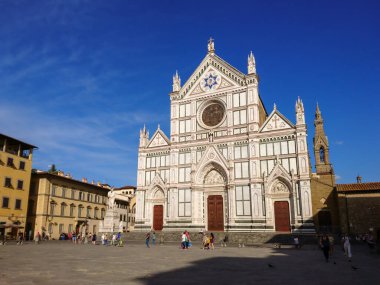 Floransa, İtalya - 12 Ağustos 2019: Floransa Santa Croce Bazilikası. Neo-Gotik Fransisken Kilisesi. Mavi gökyüzü arka planında.