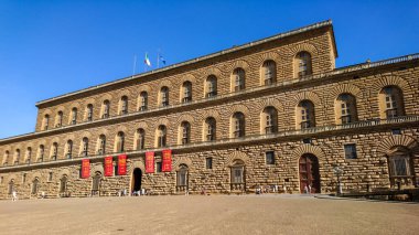 Floransa, İtalya - 12 Ağustos 2019: Pitti Sarayı. Rönesans kraliyet sarayı girişi Piazza Pitti 'nin dışı.