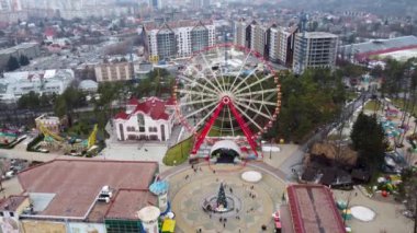 Dönme dolapta hava manzarası ve eğlence için Gorky Central Park. Kharkiv şehir merkezindeki İHA görüntüleri. Şehir manzarası silüeti