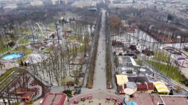 Ana caddede hava manzarası, eğlence parkında eğlence ve dönme dolap Gorky Central Park. Kharkiv şehir merkezinde insansız hava aracı görüntüleri. Şehir manzarası silüeti