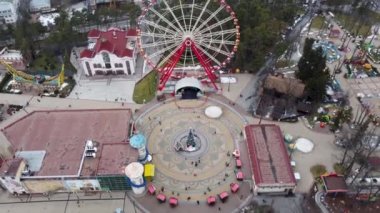 Kharkiv şehir merkezindeki Gorky Central Park 'ta kış manzarası. Eğlence alanında çekimler ve dönme dolap var. İHA geriye uçar