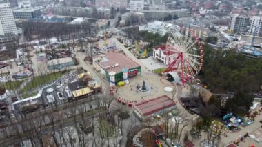 Kharkiv şehir merkezindeki Gorky Central Park 'ta kış manzarası. Eğlence alanında çekimler ve dönme dolap
