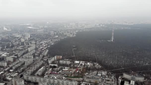 霧の景色を左に航空権ハリコフ市Pavloveポール裸の黒い森と電気通信タワーアンテナの近く地区 灰色の無色の曇天の建物 — ストック動画