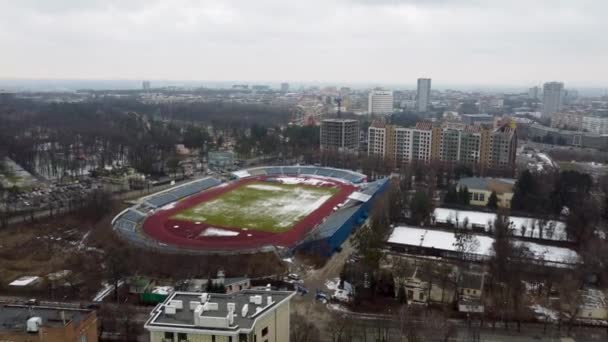 冬季高基中央公园附近的大足球场的空中景观 在哈尔科夫市中心拍摄了一天的录像 城市景观天际线 — 图库视频影像