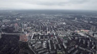 Hava manzaralı Kharkiv şehri Pavlove Pole bölgesi. Nauky Caddesi 'ndeki Botanik Bahçesi (Sarzhyn Yar) Gri renksiz bulutlu gökyüzü olan çok katlı binalar