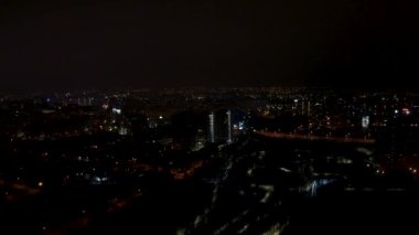 Harkiv şehir merkezinin hava kararmış manzarası. Nauky Bulvarı 'ndaki Botanik Bahçesi (Sarzhyn Yar) ve geceleri çok katlı modern yüksek binalar. Sokak lambalı şehir manzarası