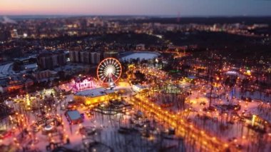 Kışları Kharkiv şehir merkezinde hava manzarası, Gorky Central Park 'ta soldan sağa dönme uçak. Şehir ışıkları, bulanık efektli sokaklar